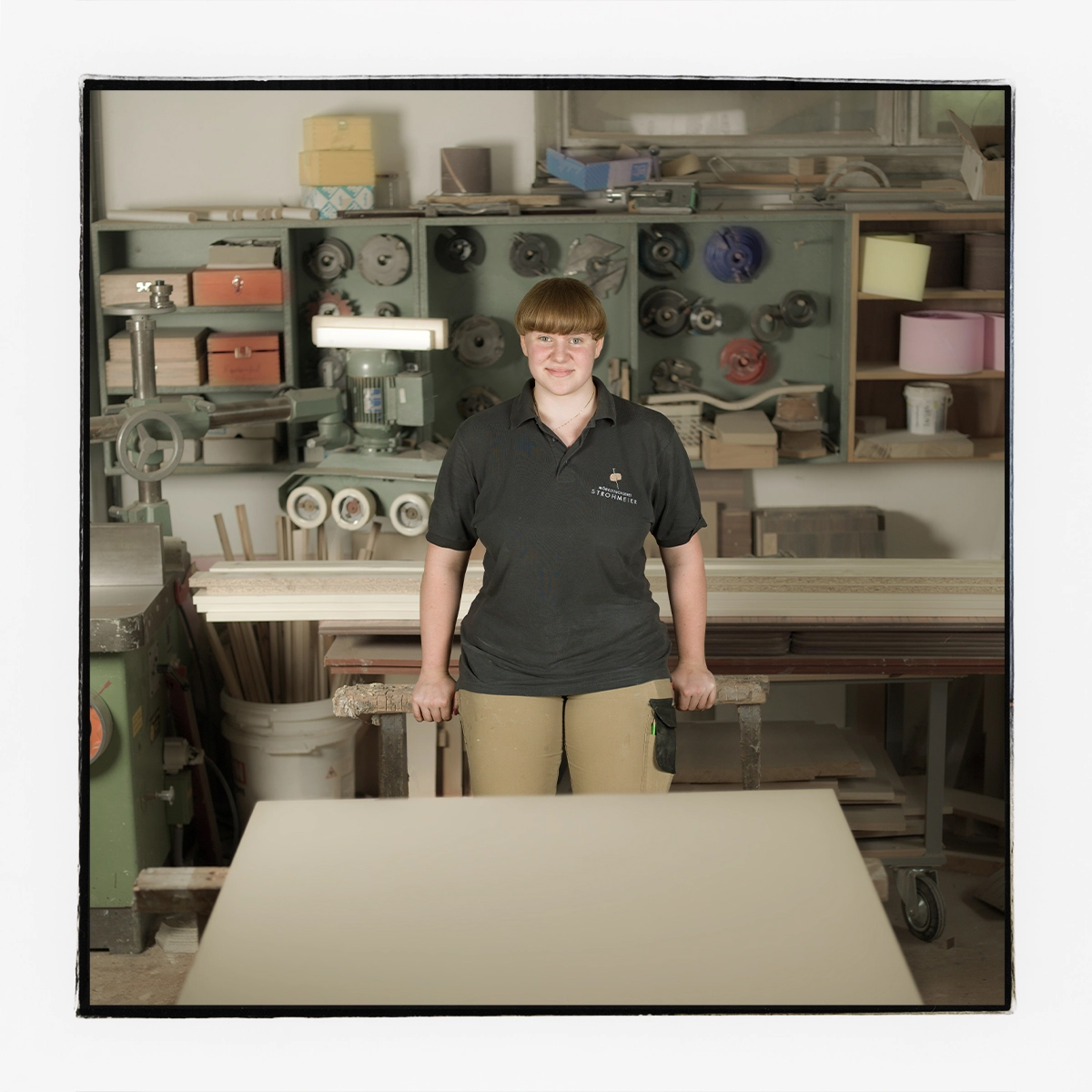 Portrait des Lehrling Kerstin Fischerauer in der Tischlerwerkstatt Strohmeier